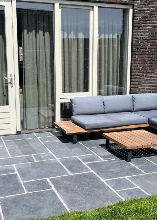 Terras van natuursteen