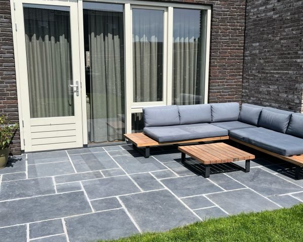 Terras van natuursteen