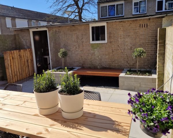 Renovatie met mooie tuinbank